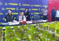 Konferensi pers penangkapan Pengoplos LPG 3 Kg Subsidi Pemerintah di Mapolres Bojonegoro, Kamis (21/5/2026).