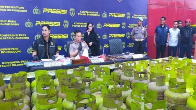 Konferensi pers penangkapan Pengoplos LPG 3 Kg Subsidi Pemerintah di Mapolres Bojonegoro, Kamis (21/5/2026).