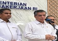 Menaker, Yassierli memberi keterangannya di Kantor Kementerian Ketenagakerjaan