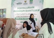 Pendistribusian program bantuan Baznas untuk warga masyarakat kurang mampu di Pendopo Pemkot Bekasi.
