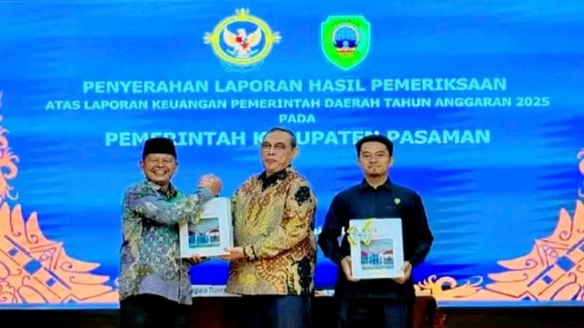Penyerahan LHP oleh Kepala BPK RI Perwakilan Sumbar, Sudarminto Eko Putra kepada Bupati Pasaman, Welly Suhery dan Ketua DPRD Pasaman, Nelfi Asfandi di Kantor BPK RI Perwakilan Sumbar, Kota Padang, Jumat (29/5/2026).