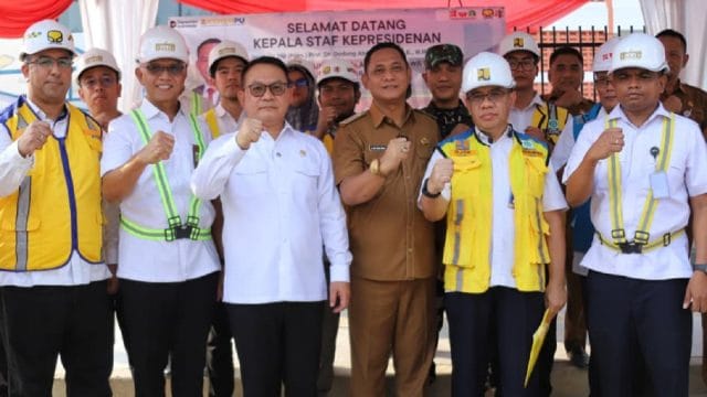 Plt. Bupati Bekasi, Asep Surya Atmaja dampingi Kepala Staff Kepresidenan, Dudung Abdurachman, meninjau pembangunan gedung Sekolah Rakyat Jawa Barat 2, diKawasan Deltamas, Cikarang Pusat, Senin (18/05/2026).