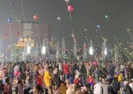 Ratusan Balon Terbang dan Warga Memadati Festival Balon Di Plaza Patriot Chandrabhaga, Kota Bekasi.