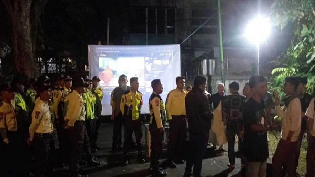 Suasana pembubaran paksa kegiatan diskusi dan nonton bareng film “Pesta Babi” di Universitas Mataram, Nusantara Tenggara Barat, Kamis malam (7/5/2026).
