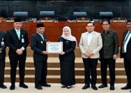 Wagub Sumut, Surya di Rapat Paripurna pengesahan rekomendasi terhadap Laporan Keterangan Pertanggungjawaban Gubernur akhir TA 2025, di Gedung DPRD Sumut, Jalan Imam Bonjol, Medan, Senin (11/5/2026).