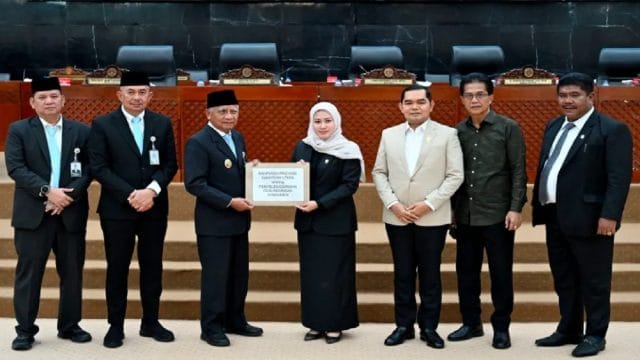 Wagub Sumut, Surya di Rapat Paripurna pengesahan rekomendasi terhadap Laporan Keterangan Pertanggungjawaban Gubernur akhir TA 2025, di Gedung DPRD Sumut, Jalan Imam Bonjol, Medan, Senin (11/5/2026).