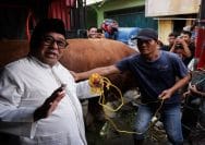 Wakil Gubernur DKI Jakarta, Rano Karno menyerahkan sapi kurban dari Gubernur DKI Jakarta, Pramono Anung, kepada warga Tangki