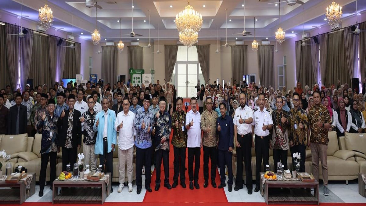 Wakil Wali Kota Bekasi, Abdul Harris Bobihoe foto bersama dengan para peserta dan penyelenggara seminar