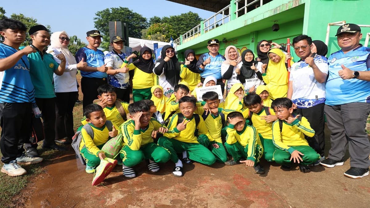 Wakil Wali Kota Bekasi, Abdul Harris Bobihoe foto bersama dengan peserta dan guru-guru