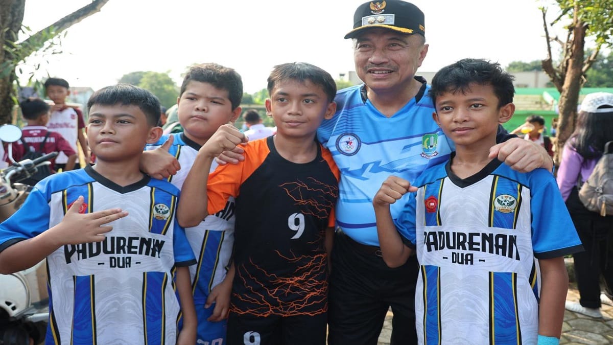 Wakil Wali Kota Bekasi, Abdul Harris Bobihoe foto bersama dengan peserta