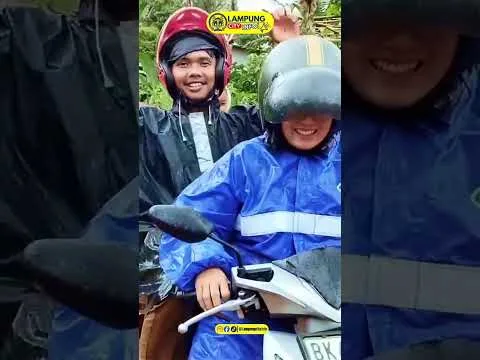 Guru di Lampung Barat Terobos Lumpur demi Mengajar