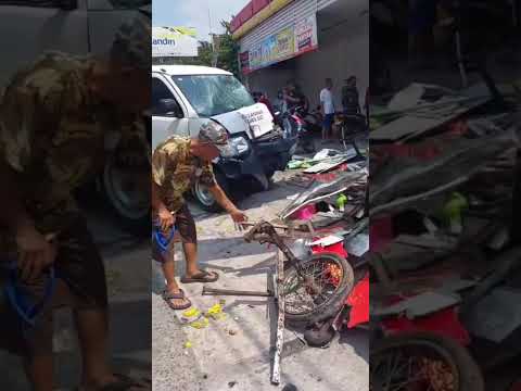 Mobil MBG Tabrak Pedagang di Area Parkir Alfamart Perumnas 3 Bekasi