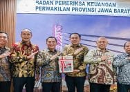 Bupati Karawang, H Aep Syaepuloh dan Ketua DPRD Kabupaten Karawang, Endang Sodikin saat menerima LHP LKPD Tahun 2025 dari BPK Jawa Barat.