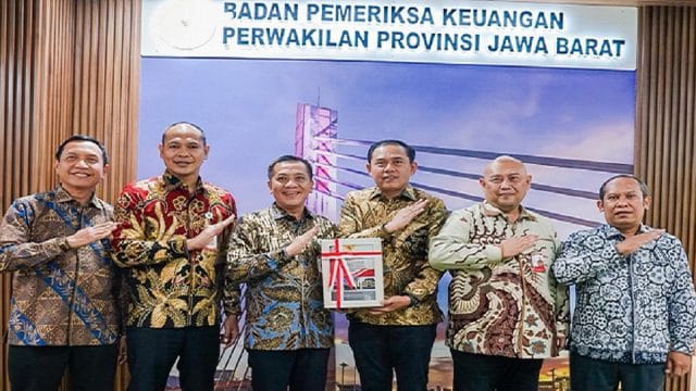 Bupati Karawang, H Aep Syaepuloh dan Ketua DPRD Kabupaten Karawang, Endang Sodikin saat menerima LHP LKPD Tahun 2025 dari BPK Jawa Barat.