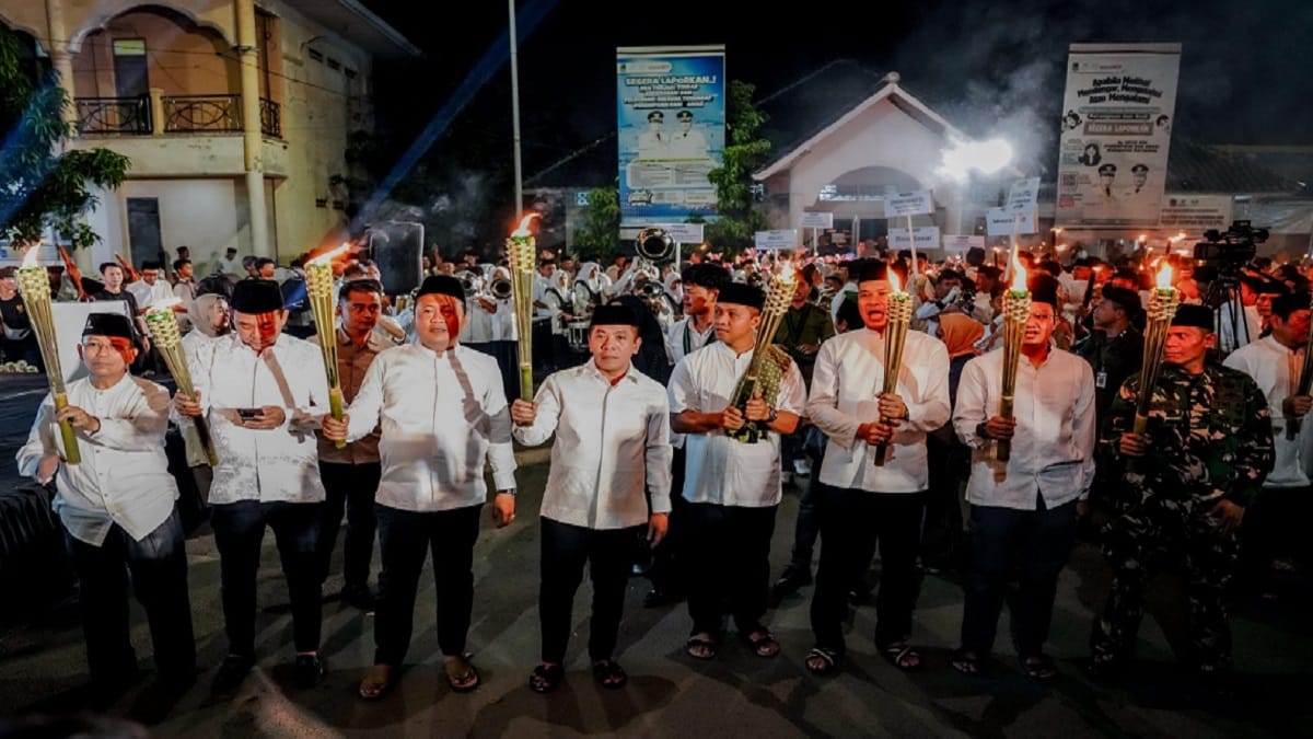 Bupati Karawang, H. Aep Syaepuloh saat menggelar doa bersama dan pawai obor dalam memperingati Tahun Baru Islam 1 Muharam 1448 Hijriah