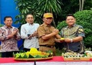 Direktur Utama Perumda Tirta Patriot, Ali Imam Faryadi (kanan) dan Sekda Kota Bekasi, Junaedi (kiri) di HUT ke-20 Perumda Tirta Patriot, Senin (30/6/2026).