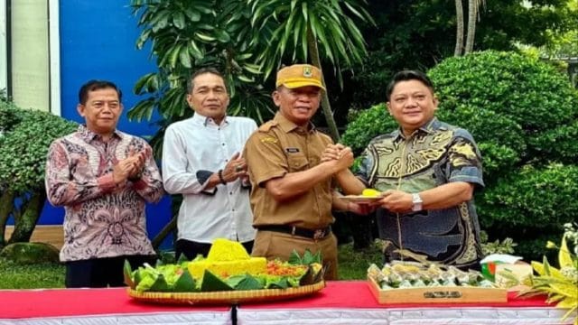 Direktur Utama Perumda Tirta Patriot, Ali Imam Faryadi (kanan) dan Sekda Kota Bekasi, Junaedi (kiri) di HUT ke-20 Perumda Tirta Patriot, Senin (30/6/2026).