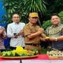 Direktur Utama Perumda Tirta Patriot, Ali Imam Faryadi (kanan) dan Sekda Kota Bekasi, Junaedi (kiri) di HUT ke-20 Perumda Tirta Patriot, Senin (30/6/2026).