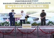 Jaksa Agung, ST Burhanuddin Serahkan Hasil Lelang BPA Fair 2026 Dan Penelusuran Aset Edi Tansil Ke Menteri Keuangan, Purbaya Yudhi Sadewa di Gedung BPA Kejaksaan RI, Senin (15/6/2026).