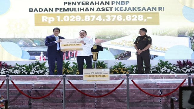 Jaksa Agung, ST Burhanuddin Serahkan Hasil Lelang BPA Fair 2026 Dan Penelusuran Aset Edi Tansil Ke Menteri Keuangan, Purbaya Yudhi Sadewa di Gedung BPA Kejaksaan RI, Senin (15/6/2026).