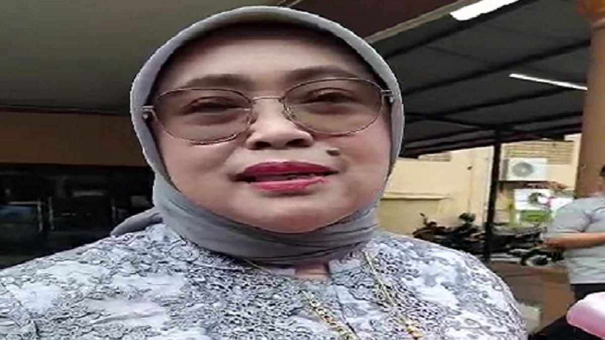 Kepsek SMAN 18 Kota Bekasi, Medina Siti Almunawaroh saat beri keterangan di lokasi acara, Minggu (31/5/2026).