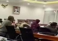 Klarifikasi dugaan pelecehan oleh Kasatpol PP diruang rapat lantai 3 DPRD Kota bekasi, Kamis (25/6/2026).