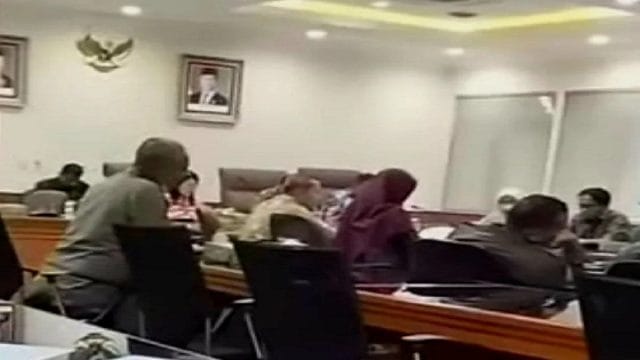 Klarifikasi dugaan pelecehan oleh Kasatpol PP diruang rapat lantai 3 DPRD Kota bekasi, Kamis (25/6/2026).
