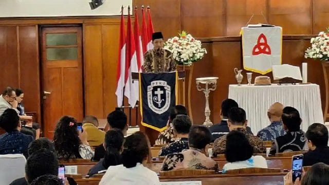 Menag, Nasaruddin Umar memberikan sambutan dalam acara serah terima kepengurusan sekaligus pelantikan Ketua Umum DPP PIKI periode 2026-2031 di GPIB Paulus Jakarta, Menteng, Jakarta Pusat, Sabtu (30/05/2026) malam.