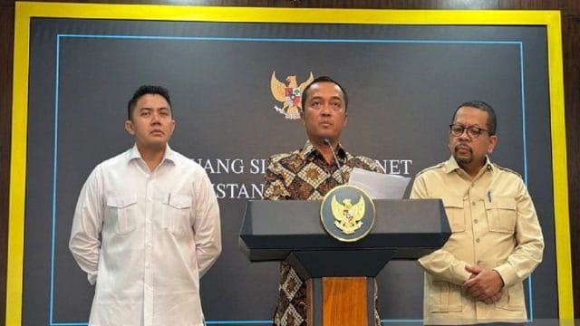 Mensesneg, Prasetyo Hadi mengumumkan Presiden Prabowo Subianto mencopot Dadan Hindayana sebagai Kepala BGN, di Kantor Presiden, Kompleks Istana Kepresidenan, Jakarta, Selasa (2/6/2026) malam.