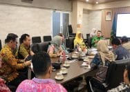 Plh Wali Kota Bekasi, Abdul Harris Bobihoe berdiskusi pagi bersama para camat di ruang rapat wakil wali kota, di komplek pemkot Bekasi, Kamis (4/6/2026).