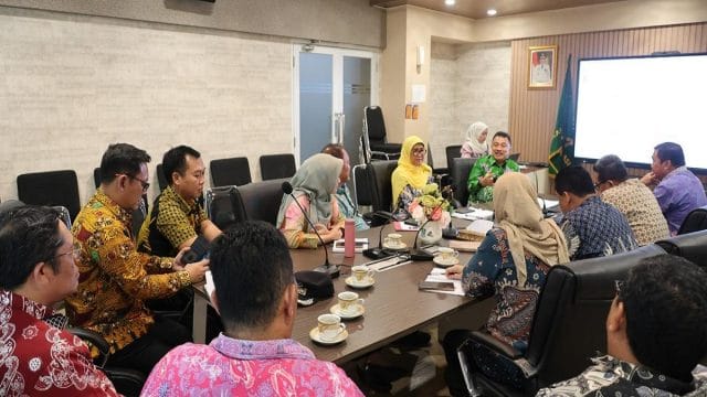 Plh Wali Kota Bekasi, Abdul Harris Bobihoe berdiskusi pagi bersama para camat di ruang rapat wakil wali kota, di komplek pemkot Bekasi, Kamis (4/6/2026).