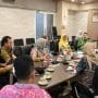 Plh Wali Kota Bekasi, Abdul Harris Bobihoe berdiskusi pagi bersama para camat di ruang rapat wakil wali kota, di komplek pemkot Bekasi, Kamis (4/6/2026).