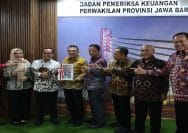 Plh Wali Kota Bekasi, Abdul Harris Bobihoe dan Ketua DPRD Kota Bekasi, Sardi Effendi saat menerima LHP atas LKPD Tahun 2025 Pemkot Bekasi dari BPK RI Perwakilan Jawa Barat.