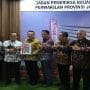 Plh Wali Kota Bekasi, Abdul Harris Bobihoe dan Ketua DPRD Kota Bekasi, Sardi Effendi saat menerima LHP atas LKPD Tahun 2025 Pemkot Bekasi dari BPK RI Perwakilan Jawa Barat.