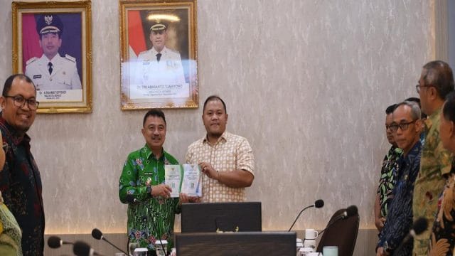 Plh Wali Kota Bekasi, Abdul Harris Bobihoe terima kunjungan DPRD Kota Banjarbaru, Di ruang rapat Pendopo Wali Kota Bekasi, Komplek Pemkot Bekasi, Kamis (4/6/2026).