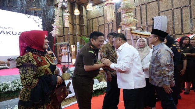 Plh. Wali Kota Bekasi, Abdul Harris Bobihoe menghadiri acara Pisah Sambut Kajati Jabar Tahun 2026 yang berlangsung di Bale Gede Gedung Pakuan, Kota Bandung, Senin (2/6/2026).