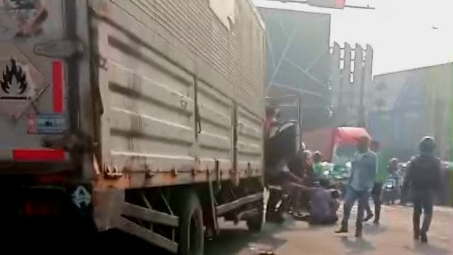 Diduga Mengalami Rem Blong, Truk Tabrak Pengendara Motor di Unisma Bekasi