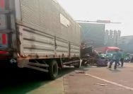 Truk yang diduga mengalami rem blong dan menabrak sejumlah pengendara sepeda motor di lampu merah perempatan Unisma, Kota Bekasi.