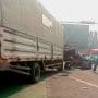 Truk yang diduga mengalami rem blong dan menabrak sejumlah pengendara sepeda motor di lampu merah perempatan Unisma, Kota Bekasi.