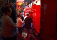 Pasokan Air PDAM Terhenti, Warga Bekasi Timur Antre Air Bersih Dari Mobil Damkar