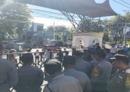 Aksi mahasiswa dan warga mendapat pengawalan ketat dari Polsek Padang Selatan.