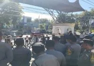 Aksi mahasiswa dan warga mendapat pengawalan ketat dari Polsek Padang Selatan.