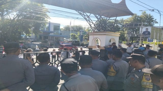 Aksi mahasiswa dan warga mendapat pengawalan ketat dari Polsek Padang Selatan.