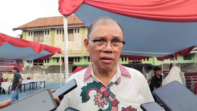 Anggota DPRD Kota Bekasi fraksi PDI Perjuangan, Oloan Nababan saat menyampaikan keterangan, Minggu (12/7/2026).