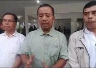 Anggota Komisi A DPRD Kota Depok, Binton Nadapdap saat memberikan keterangannya ke wartawan.