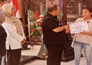 Bupati Semarang, Ngesti Nugraha menyerahkan bantuan modal sebesar Rp20 juta ke 18 Kube
