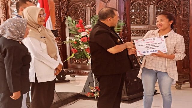 Bupati Semarang, Ngesti Nugraha menyerahkan bantuan modal sebesar Rp20 juta ke 18 Kube