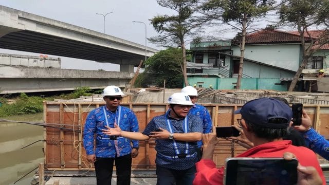 Dirut Perumda Tirta Patriot, Ali Imam Faryadi saat meninjau lokasi intek SPAM Teluk Buyung.