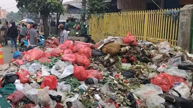 Tak Kunjung Ditangani, Komisi II DPRD Desak DLH Kota Bekasi Angkut Tumpukan Sampah di Depan Pasar Baru