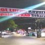 Spanduk yang di pasang warga Perumnas 1 terkait persoalan pengelolaan Gedung Balai Rakyat yang berlokasi di Jalan Cendrawasih Raya No. 1, Perumnas 1, Kayuringin Jaya, Bekasi Selatan, tidak kunjung mendapat kejelasan dari Pemkot Bekasi.